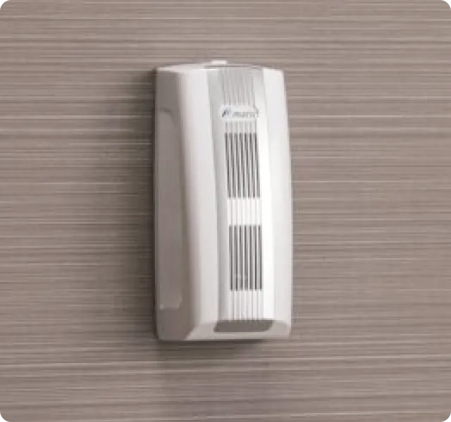 木目の壁に取り付けられた縦長の白い芳香器