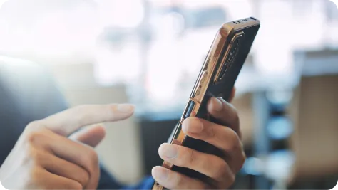 スマートフォンを操作している手元