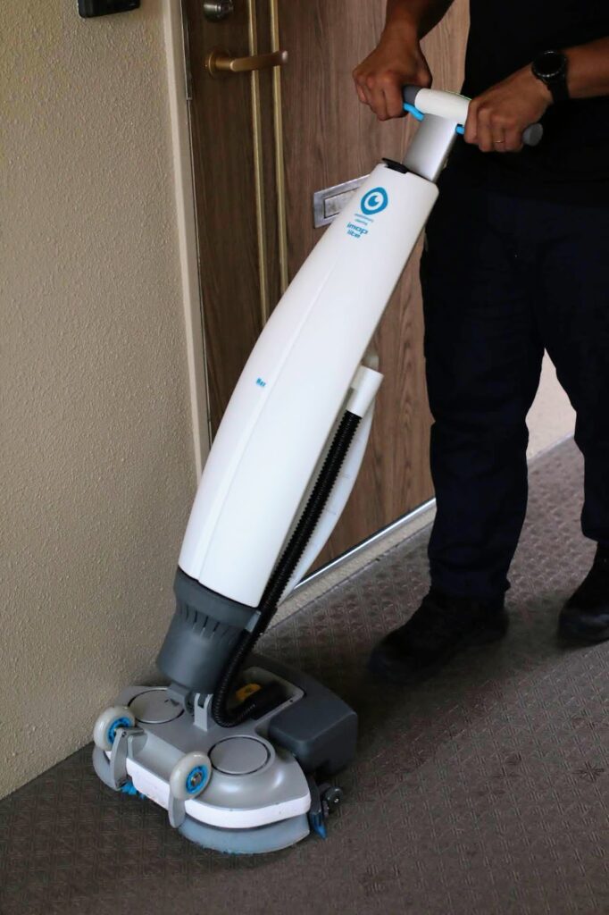 日常清掃プラス_素材写真③ 自動床洗浄機「i-mop Lite」
